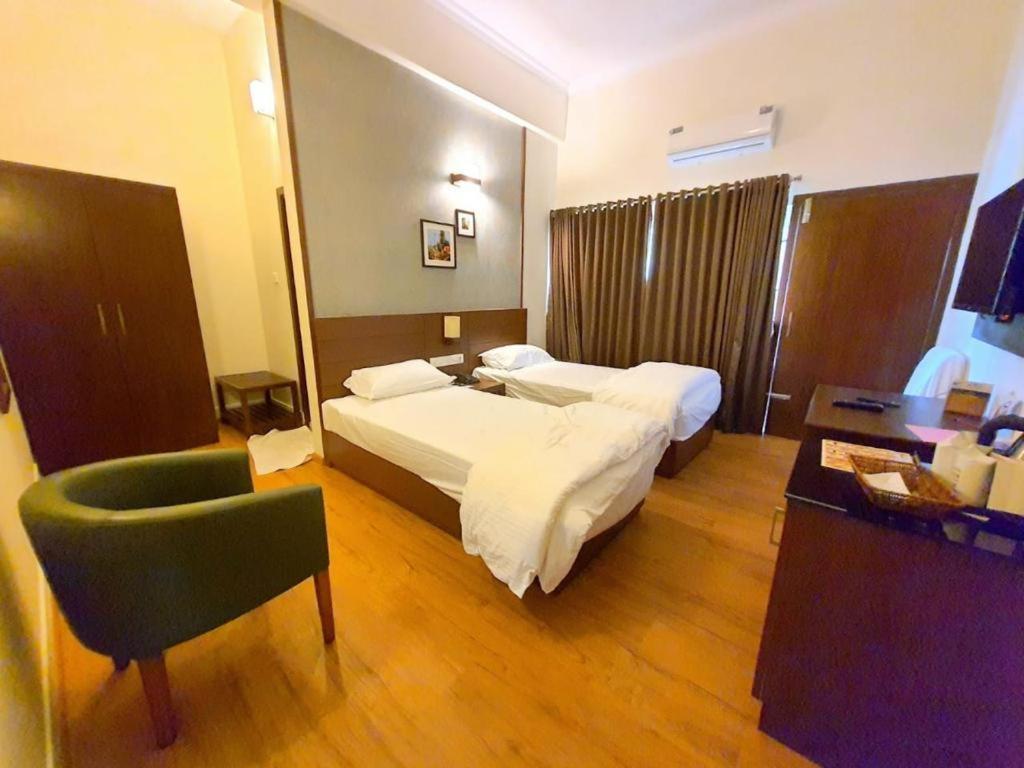 Emperor-Hotel Rachana Continental Pvt Ltd Kizhake Chālakudi Exterior photo