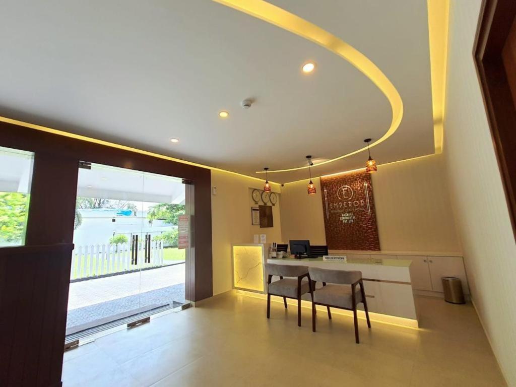 Emperor-Hotel Rachana Continental Pvt Ltd Kizhake Chālakudi Exterior photo