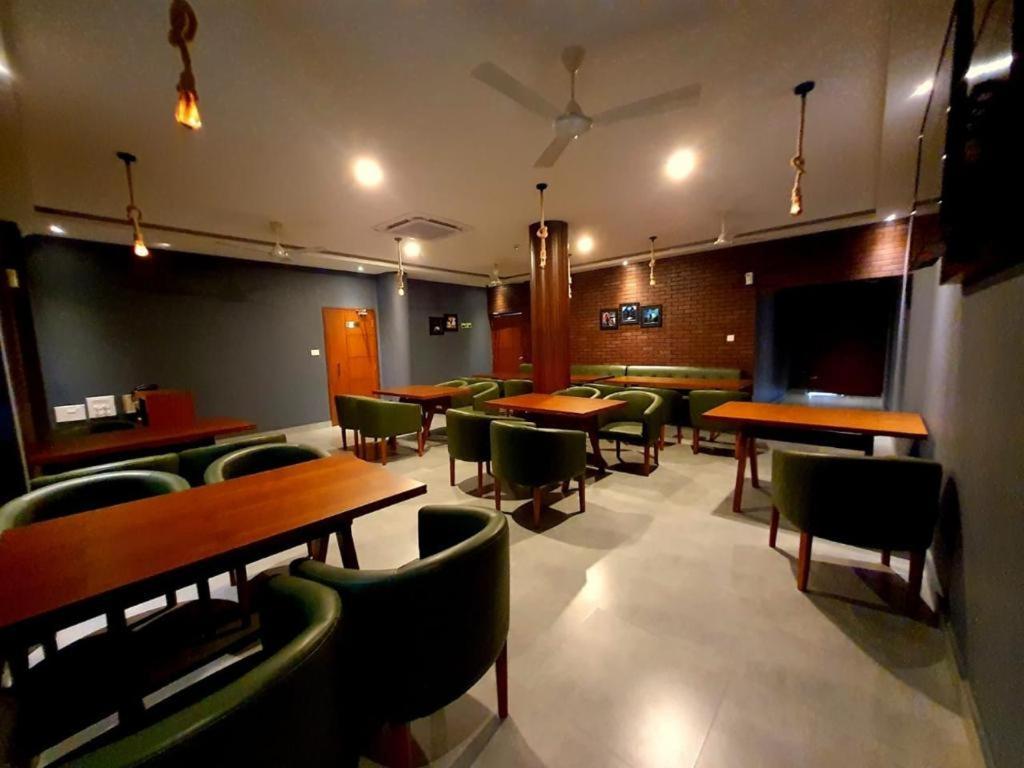 Emperor-Hotel Rachana Continental Pvt Ltd Kizhake Chālakudi Exterior photo