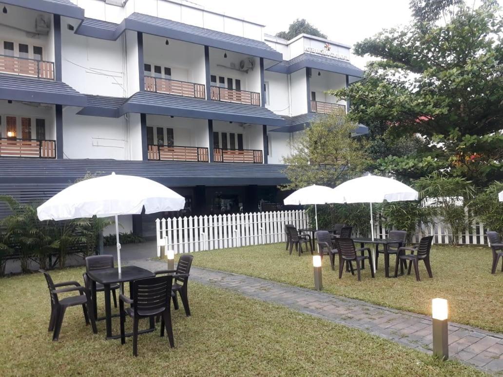 Emperor-Hotel Rachana Continental Pvt Ltd Kizhake Chālakudi Exterior photo
