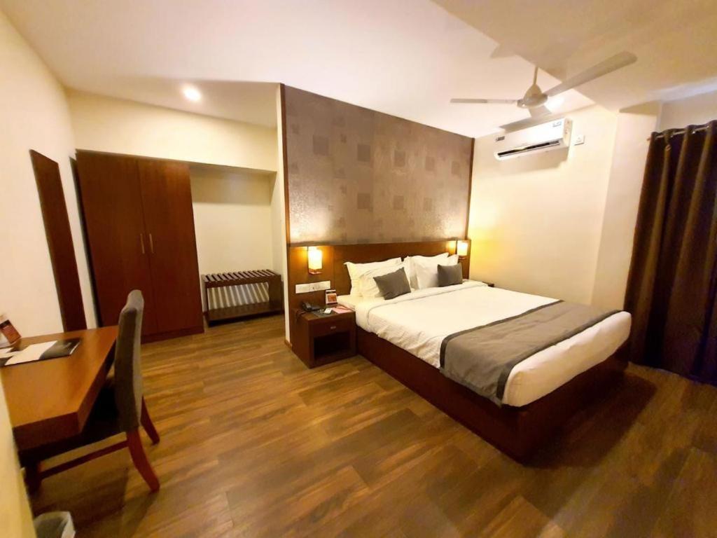 Emperor-Hotel Rachana Continental Pvt Ltd Kizhake Chālakudi Exterior photo