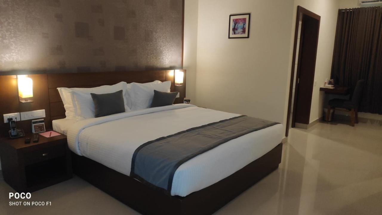 Emperor-Hotel Rachana Continental Pvt Ltd Kizhake Chālakudi Exterior photo